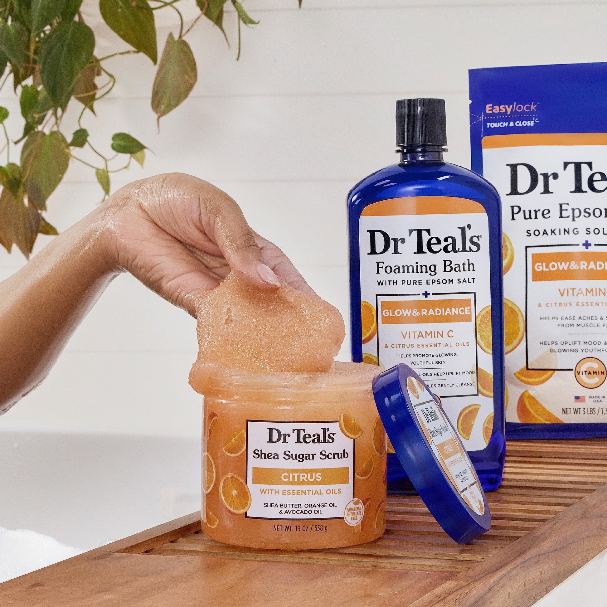 Dr Teal's - Exfoliante corporal de azúcar de karité, diurno/noche con vitamina C y mezcla para dormir, 19 onzas (paquete de 2)